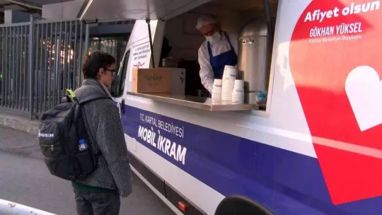 Kartal'da üniversite öğrencilerine sıcak çorba ikramı