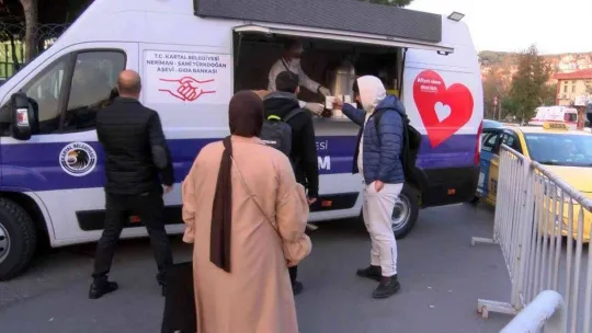 Kartal'da üniversite öğrencilerine sıcak çorba ikramı