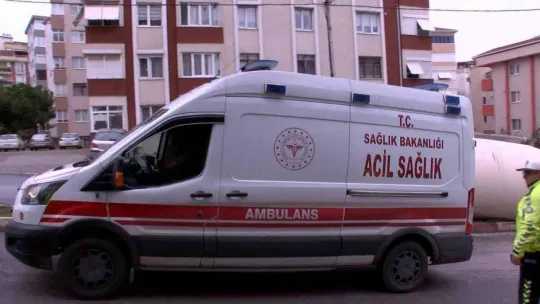 Kartal'da virajı alamayan beton mikserinin devrildiği kaza kamerada