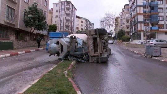 Kartal'da virajı alamayan beton mikserinin devrildiği kaza kamerada