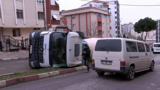 Kartal'da virajı alamayan beton mikserinin devrildiği kaza kamerada