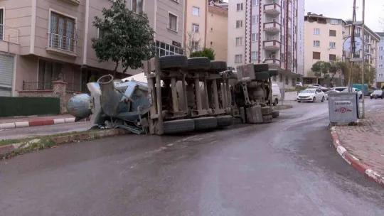 Kartal'da virajı alamayan beton mikserinin devrildiği kaza kamerada