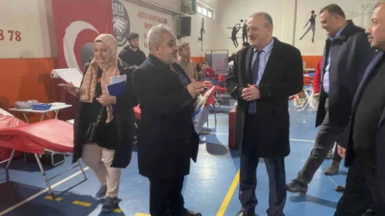Kartal Şehit Şükrü Bayrakçı İlkokulu'nda kan bağışı kampanyasına yoğun ilgi
