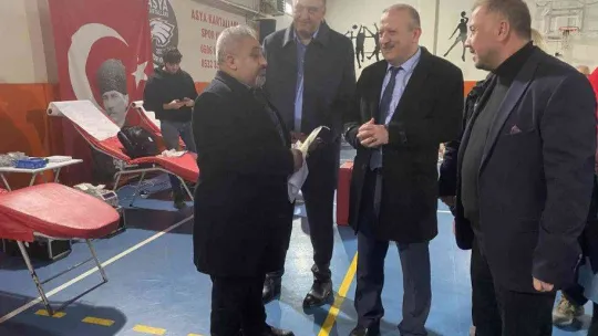 Kartal Şehit Şükrü Bayrakçı İlkokulu'nda kan bağışı kampanyasına yoğun ilgi