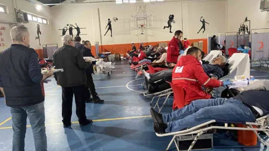 Kartal Şehit Şükrü Bayrakçı İlkokulu'nda kan bağışı kampanyasına yoğun ilgi