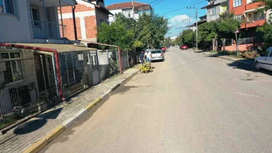 Kartepe'de bordür taşları boyanıyor