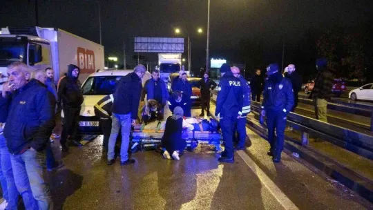 Kartepe'de feci kaza, otomobil tırın altına girdi: 1 ölü, 3 yaralı