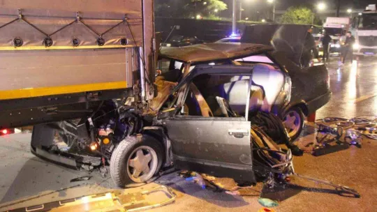 Kartepe'de feci kaza, otomobil tırın altına girdi: 1 ölü, 3 yaralı