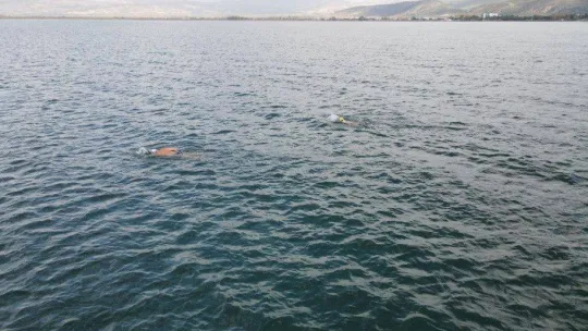 Kasım ayının ortasında gölde yüzdüler