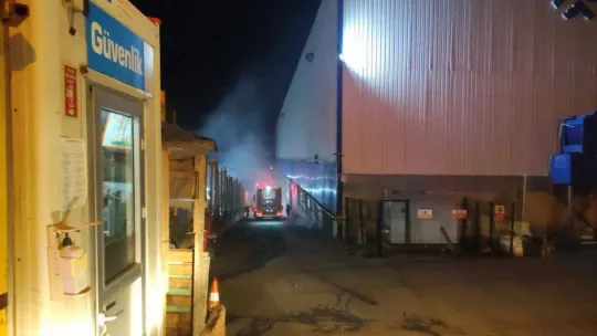 Kauçuk fabrikasında çıkan yangın söndürüldü