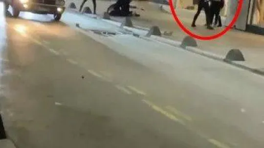 Kavga ettiği kişinin sırtında sandalyeyi böyle kırdı