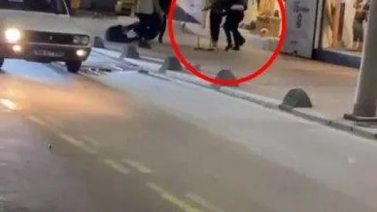 Kavga ettiği kişinin sırtında sandalyeyi böyle kırdı