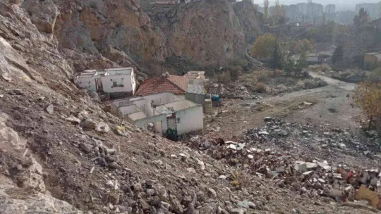 Kayalıklardan düşen 17 yaşındaki genç hayatını kaybetti