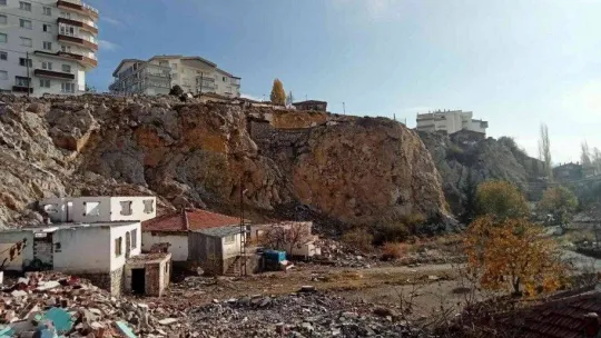 Kayalıklardan düşen 17 yaşındaki genç hayatını kaybetti