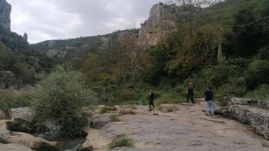 Kayalıklardan düşerek ölen gencin annesinin feryadı yürekleri dağladı