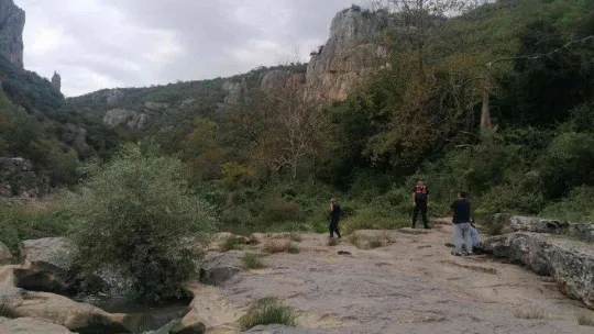 Kayalıklardan düşerek ölen genç son yolculuğuna uğurlandı