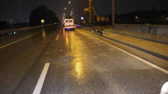 Kayganlaşan yolda direksiyon hakimiyetini kaybeden motosikletli bariyerlere çarptı: 2 yaralı