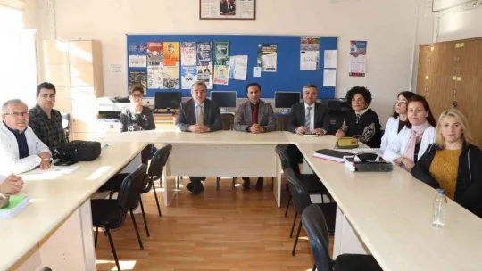 Kaymakam Öztürk, öğretmenler ve öğrenciler ile bir arada