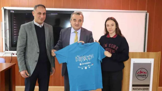 Kaymakam Öztürk, öğretmenler ve öğrenciler ile bir arada