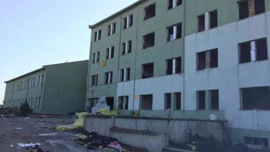 Kaymakam Ünal boşaltılan okulun yıkım çalışmalarını yerinde inceledi