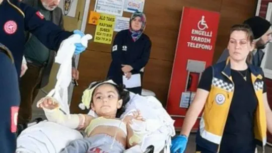 Kaynar su dolu tencereye düşen çocuk yaralandı