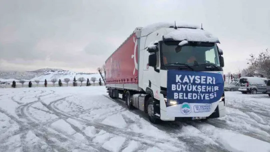 Kayseri Büyükşehir'den deprem bölgesine 3 kamyon ve 20 yardım tırı