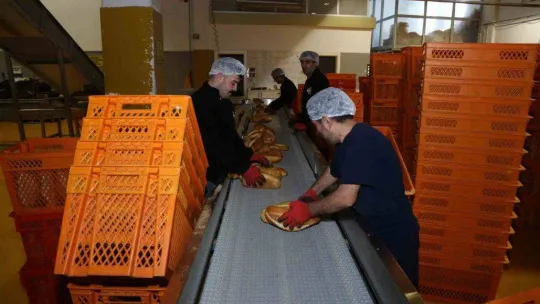 Kayseri Büyükşehir'den deprem bölgesine 3 kamyon ve 20 yardım tırı