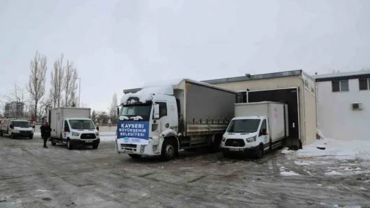 Kayseri Büyükşehir'den deprem bölgesine 3 kamyon ve 20 yardım tırı