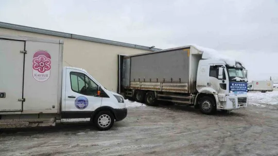 Kayseri Büyükşehir'den deprem bölgesine 3 kamyon ve 20 yardım tırı