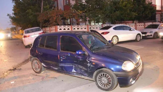 Kaza sonrasında savrulan otomobil, direğe çarparak durabildi