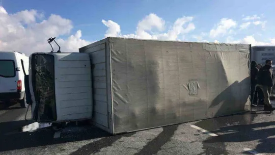 Kaza yapan kamyonetin sürücüsü itfaiye ekipleri tarafından çıkarıldı