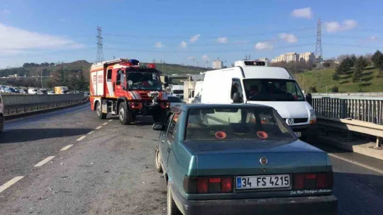 Kaza yapan kamyonetin sürücüsü itfaiye ekipleri tarafından çıkarıldı