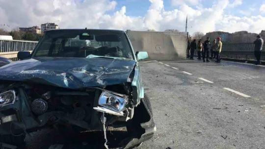 Kaza yapan kamyonetin sürücüsü itfaiye ekipleri tarafından çıkarıldı