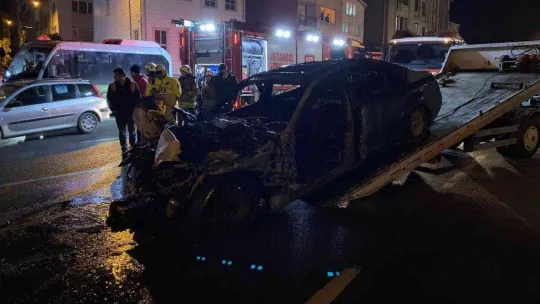 Kaza yapan milyonluk otomobil küle döndü