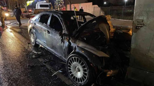 Kaza yapan milyonluk otomobil küle döndü