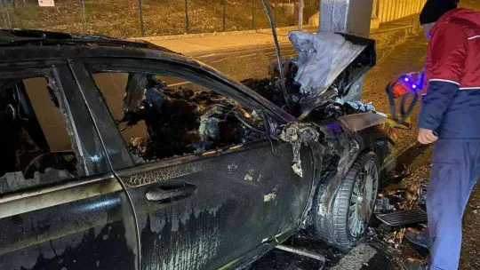 Kaza yapan milyonluk otomobil küle döndü