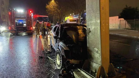 Kaza yapan milyonluk otomobil küle döndü