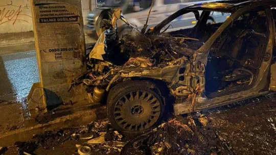 Kaza yapan milyonluk otomobil küle döndü