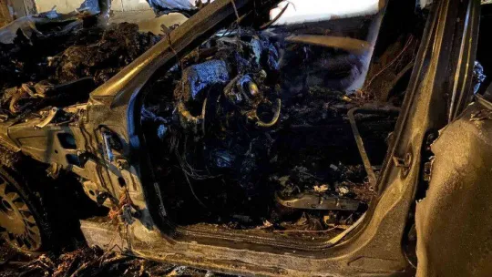 Kaza yapan milyonluk otomobil küle döndü