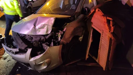 Kaza yaptığı hacizli otomobili bırakıp kaçtı