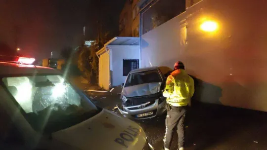 Kaza yaptığı hacizli otomobili bırakıp kaçtı