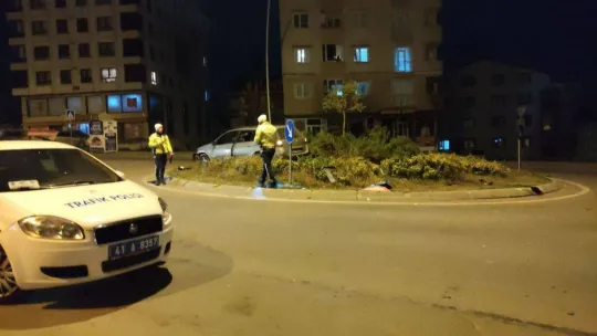 Kaza yaptıkları aracı bırakıp kaçtılar
