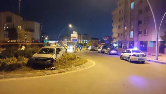 Kaza yaptıkları aracı bırakıp kaçtılar