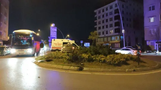 Kaza yaptıkları aracı bırakıp kaçtılar