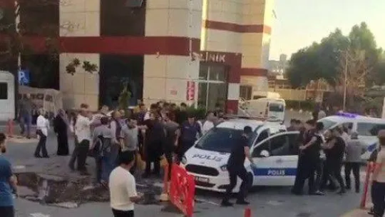 Kazada yaralandılar, hastanede taşkınlık çıkartıp güvenlik görevlisini bıçakladılar