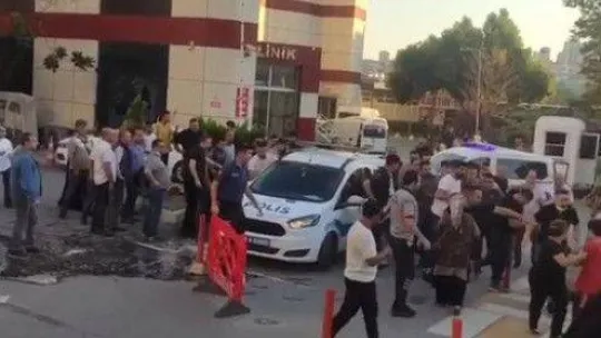 Kazada yaralandılar, hastanede taşkınlık çıkartıp güvenlik görevlisini bıçakladılar