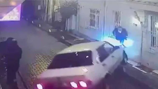 Kazadan ani refleksiyle kurtuldu, o anlar güvenlik kamerasına yansıdı