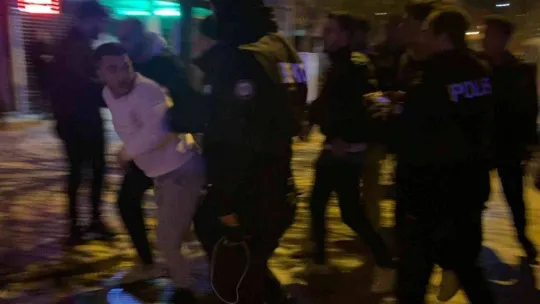 Kazanın ardından tekmeli yumruklu kavga kamerada