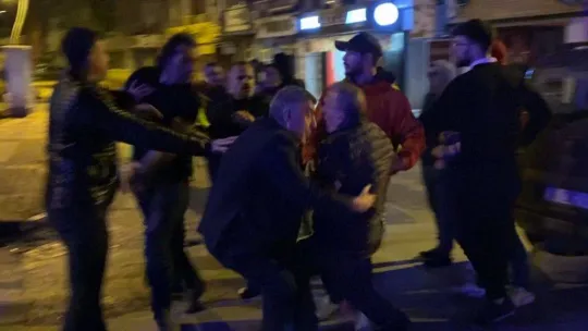 Kazanın ardından tekmeli yumruklu kavga kamerada