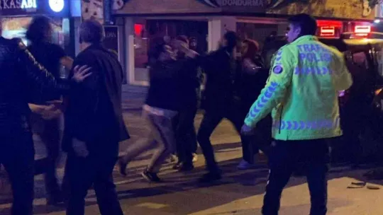 Kazanın ardından tekmeli yumruklu kavga kamerada